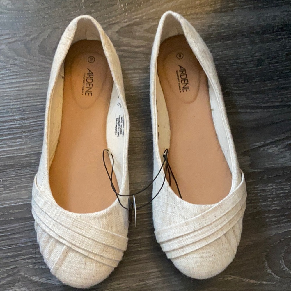 NWT. Comfort foam flats